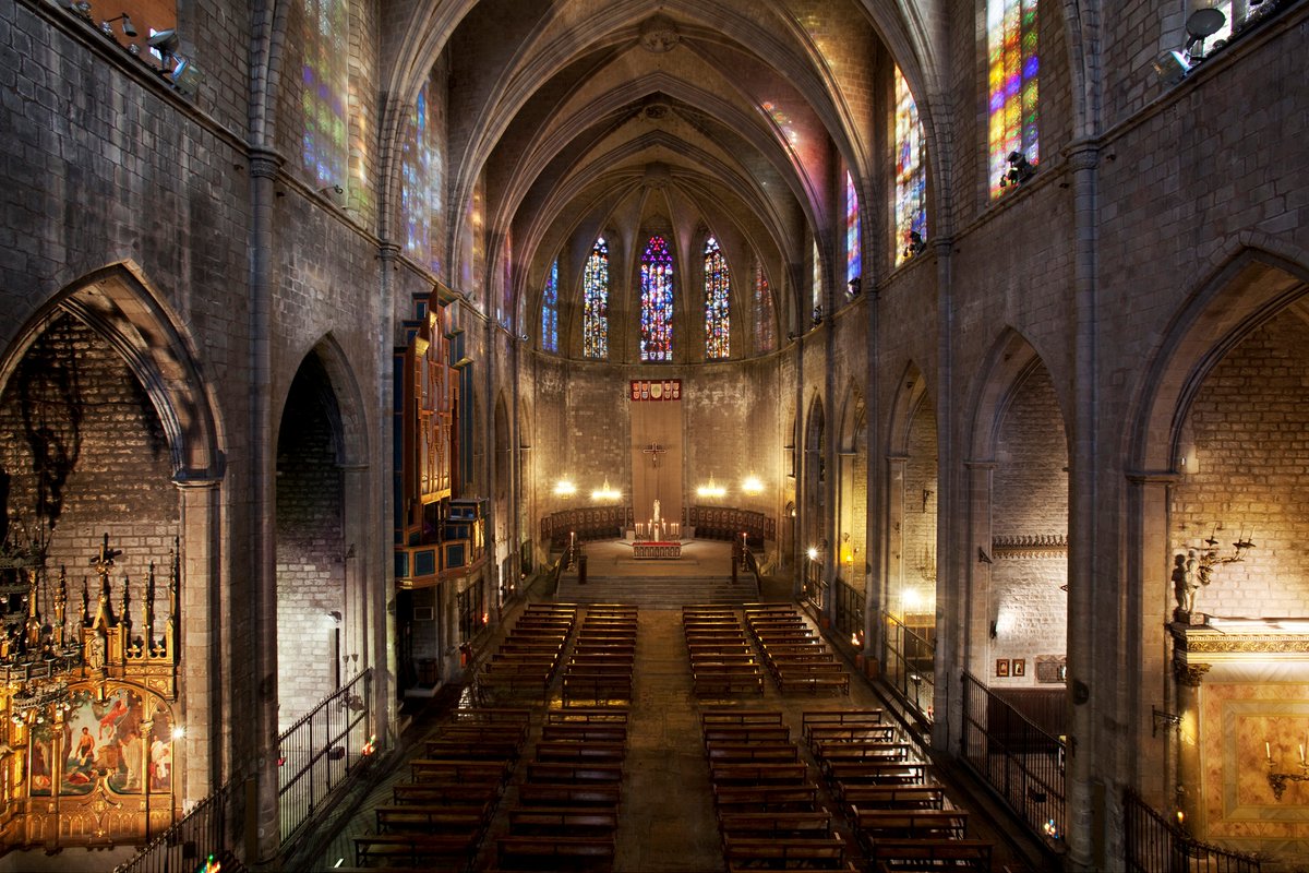 efemarq's tweet photo. Es veu que el sacerdot en qüestió estava molt relacionat amb l'església del #Pi, així que es muntà una gran celebració que incloïa il·luminar l'església de nit amb #fanals i torxes. Josep #Mestres i Gramatxes, que era l'arquitecte de la catedral, va participar en la celebració. https://t.co/jMqTrDcWkr