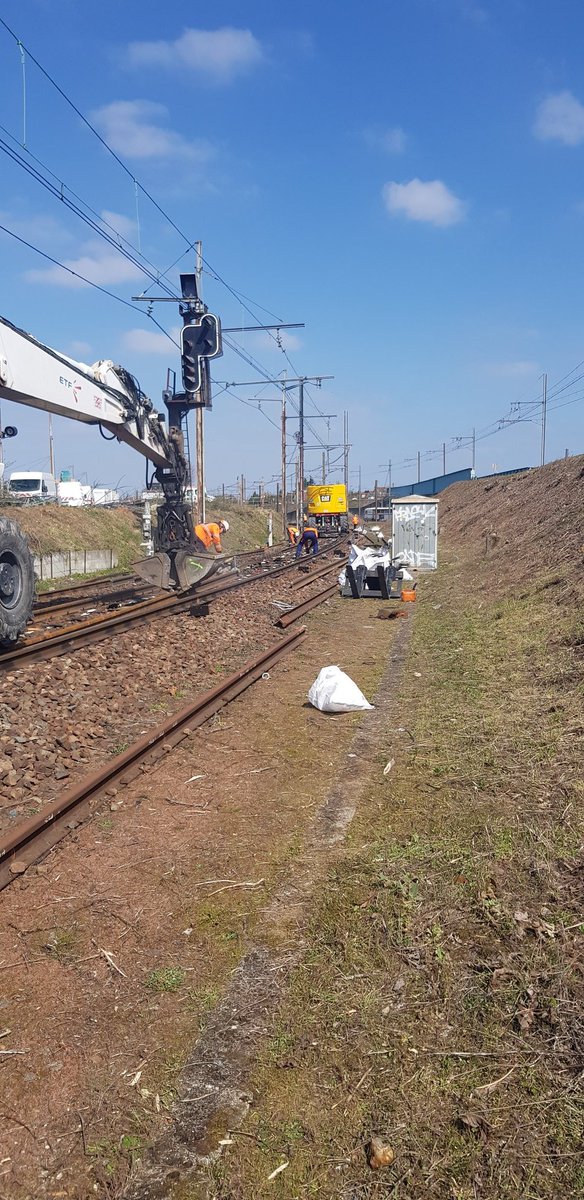 Pendant que certains cherchaient des œufs ce WE, les agents <a href="/SNCFReseau/">SNCF Réseau</a> #IPSO de Brétigny étaient sur le terrain pour soigner notre réseau ! Un programme ambitieux intégralement réalisé. 👏🏻👏🏻 à tous et merci pour nos clients <a href="/RERC_SNCF/">RER C</a>