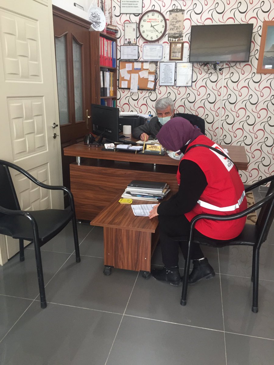 BafraKadin's tweet photo. Hedef mavi projesi kapsamında, Bafra halkı ile Covid19 hakkında bilgi ve fikirlerine yönelik anket uygulaması yapıldı. Kadınkolları ve Gençkızılay gönüllüleri yönetimine çalışmalarından dolayı çok teşekkür ederiz..#sensizolmaz https://t.co/4ftroLpApX