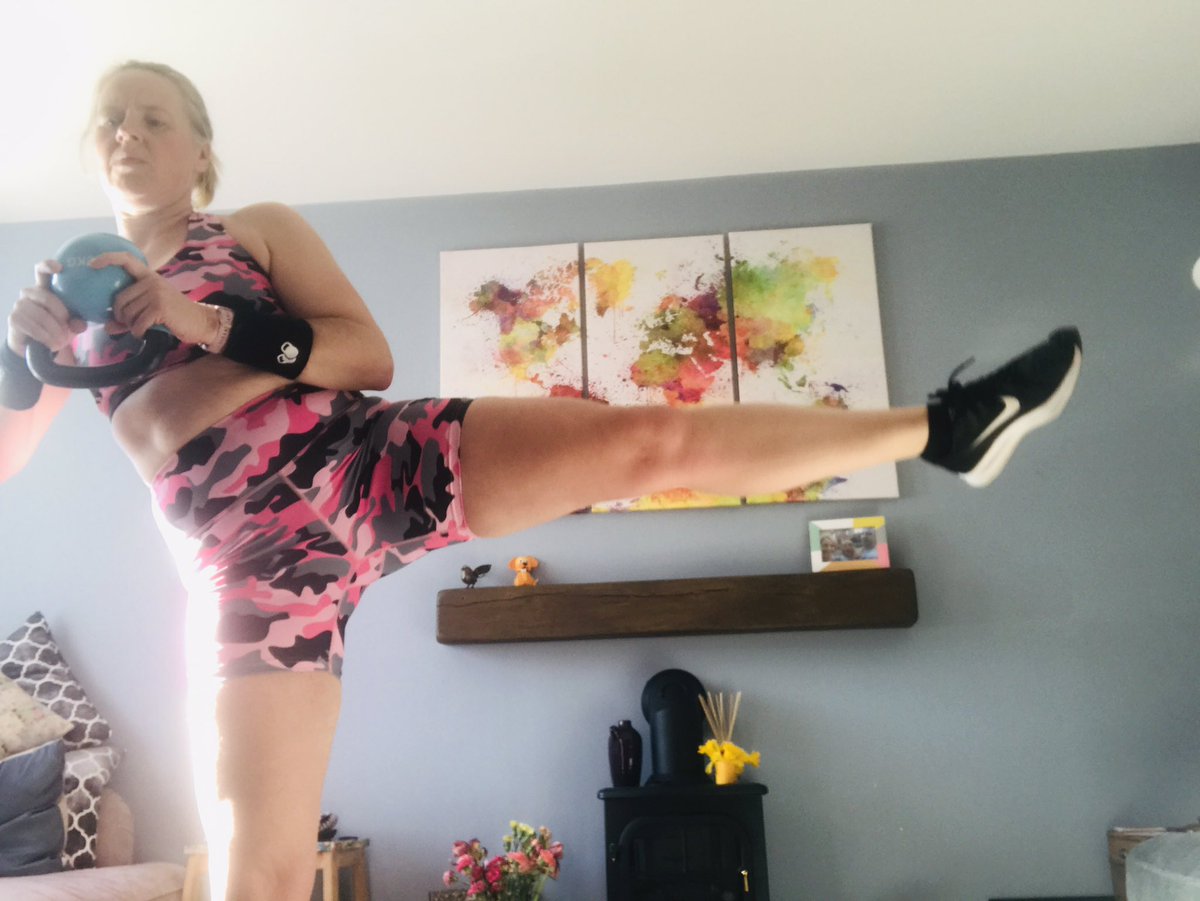 mileswithshell's tweet photo. When I started doing kettlebell classes with @fitamin_c in January, I started with a 2.5kg bell, and struggled to hold a side plank. Today I did half the class with my 10kg (the rest with my 8) and my core and balance are so much stronger. Consistency works 💪🏻 TY Cat! #ukrunchat https://t.co/qr1rNgbdP7