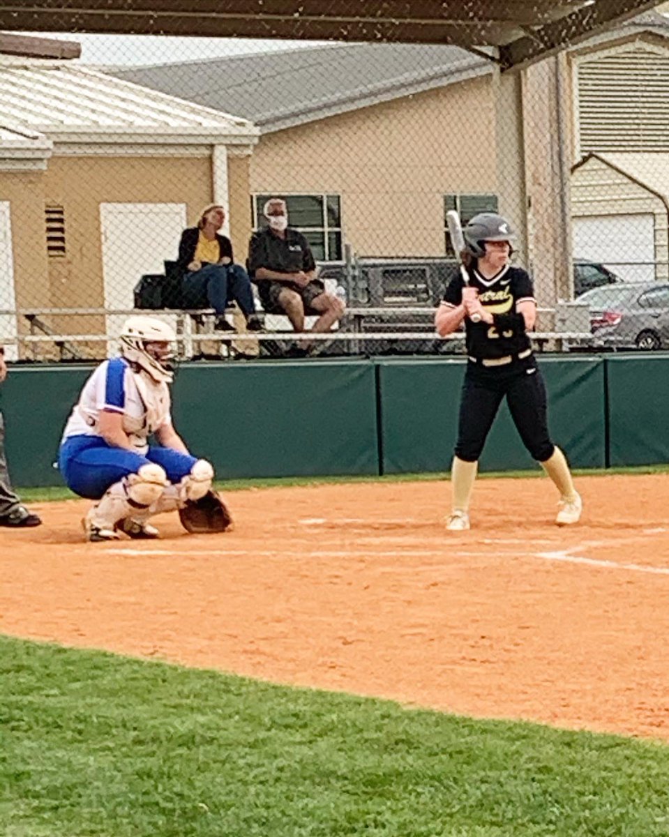 coach__kuhn's tweet image. Enjoyed watching my sister coach today and seeing a future Scot! 😸⚔️🥎 @CheyenneKuhn @Anna31230463