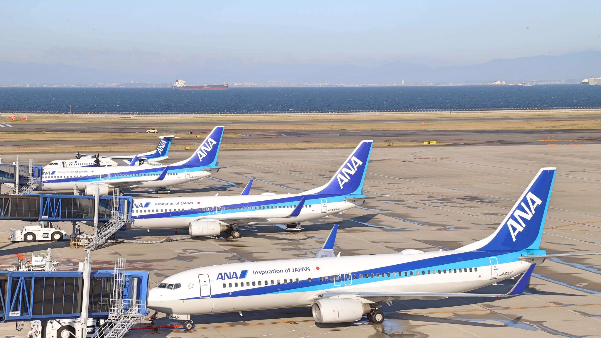 中部国際空港セントレア 国内線スポットにはanaが4機仲良く並んでいます 一番奥の末っ子 ボンバルディアかわいいですね セントレア T Co Osoly0tksv Twitter