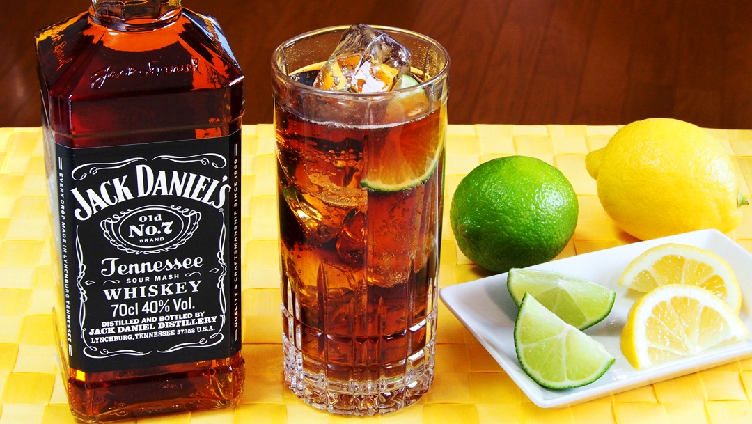 ニッカウヰスキー 公式 毎月7日は Old No 7 で Jackの日 みんな大好きなこれで乾杯じゃ ジャック コーラ ジャック ダニエル ブラック 1に対してコーラは3 ジャックの樽香やバニラの風味がコーラの爽快な甘さとマッチ まさに アメリカン ニッカウヰスキー 公式 毎月7日は Old No 7 で Jackの日 みんな大好きなこれで乾杯じゃ ジャック コーラ ジャック ダニエル ブラック 1に対してコーラは3 ジャックの樽香やバニラの風味がコーラの爽快な甘さとマッチ まさに アメリカン