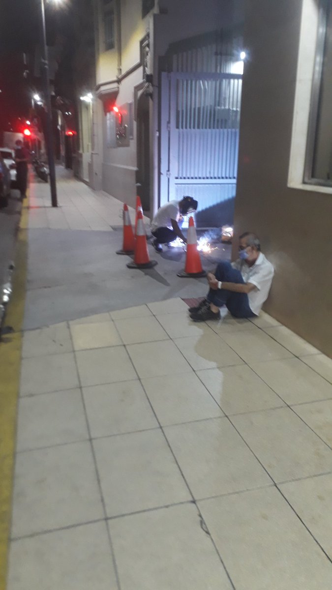 el_rayo_f's tweet photo. En la puerta del sanatorio de la providencia hay un señor muriéndose de cáncer y se niegan a atenderlo. Yo fui testigo de sus empleados diciendo que tienen camas pero que le digan que no. Ahora están soldando el porton que su hijo golpeó para que lo atiendan. https://t.co/a4RZcHDXuY