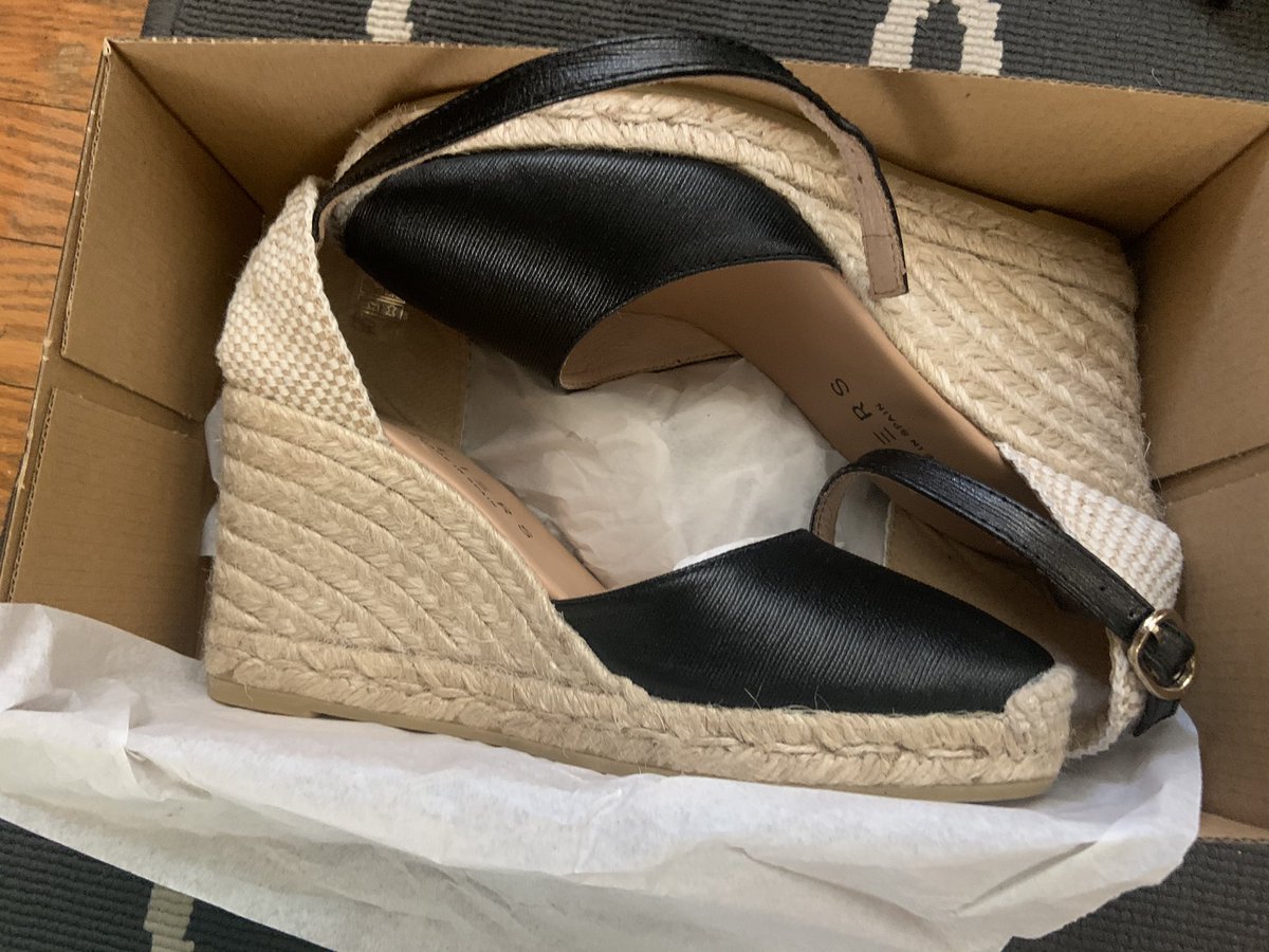 carlyconwayTV's tweet photo. Bit of a stressful morning, so obviously decided to buy donuts, shoes (x2 pairs) &amp; cute yoga clothes in quick succession. I feel much better now. (c/o @DonutMonster @SoleeShoes @hudsonsbay) https://t.co/rrvKUozOdP