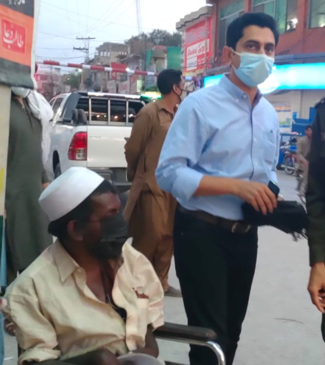 myasirrizwan's tweet photo. Distributing masks to special people...
#ACKahuta
#DCRWP
#fightingcovid https://t.co/fxIJ8SeJ4H