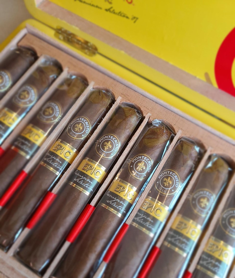 rwbMentor's tweet photo. Epic Smoke 💨
#rwbmentor #theloungerwb #cigarpatio #monticristocigars #epic #cigars #cigarlife #cigarsociety #cigaraficionado #cigarlifestyle https://t.co/zbE4NZplV1