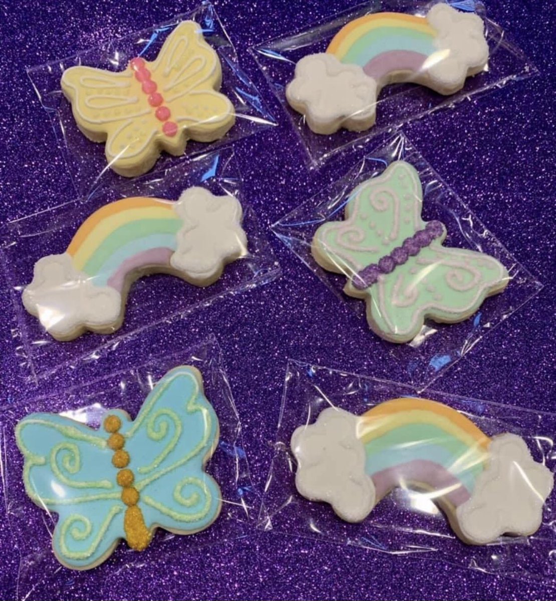 With gorgeous weather like today’s, it’s only “rainbows & butterflies” in my mind! 💖 🌈 🦋 🌸 #ilovespring #hellospring #plantingseason #outdooradventures #bakingtherapy #sugarcookies #sugarcookiedecorating #rainbowsandbutterflies #rainbows