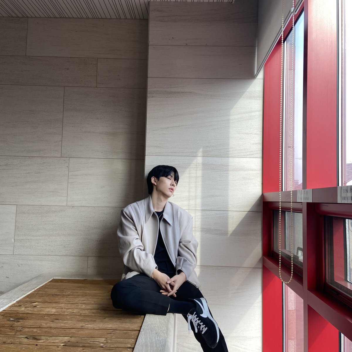 noir__int's tweet photo. [TRANS] 210326 Yeonkuk's fancafe post

"Leaving a photo"

#느와르 #김연국 #NOIR #YEONKUK https://t.co/3sXlWGaHGw