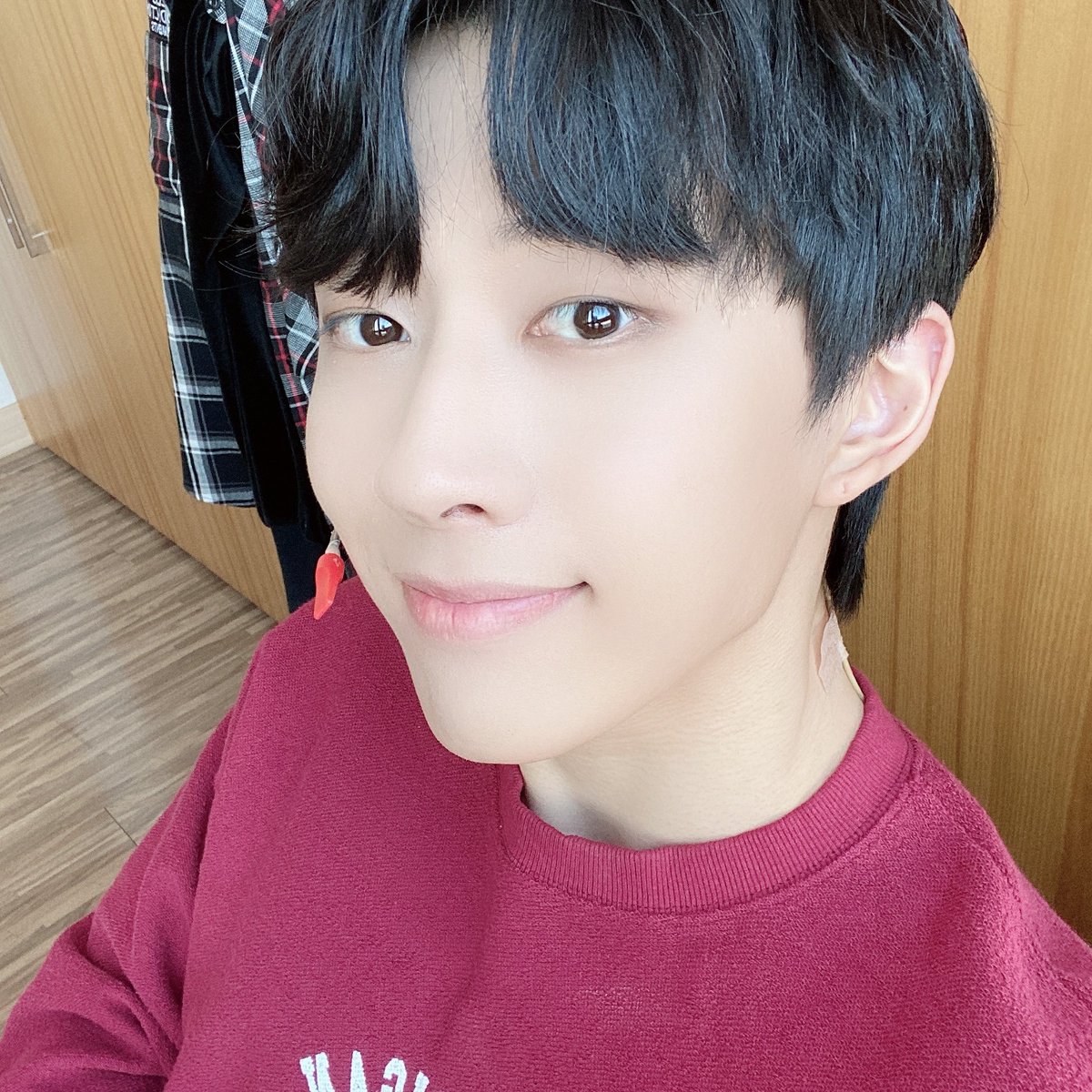 noir__int's tweet photo. [TRANS] 210404 Yeonkuk's fancafe post

Hi, I came to post some pics today too

#느와르 #NOIR #김연국 #YEONKUK https://t.co/JYNhMuuN9a