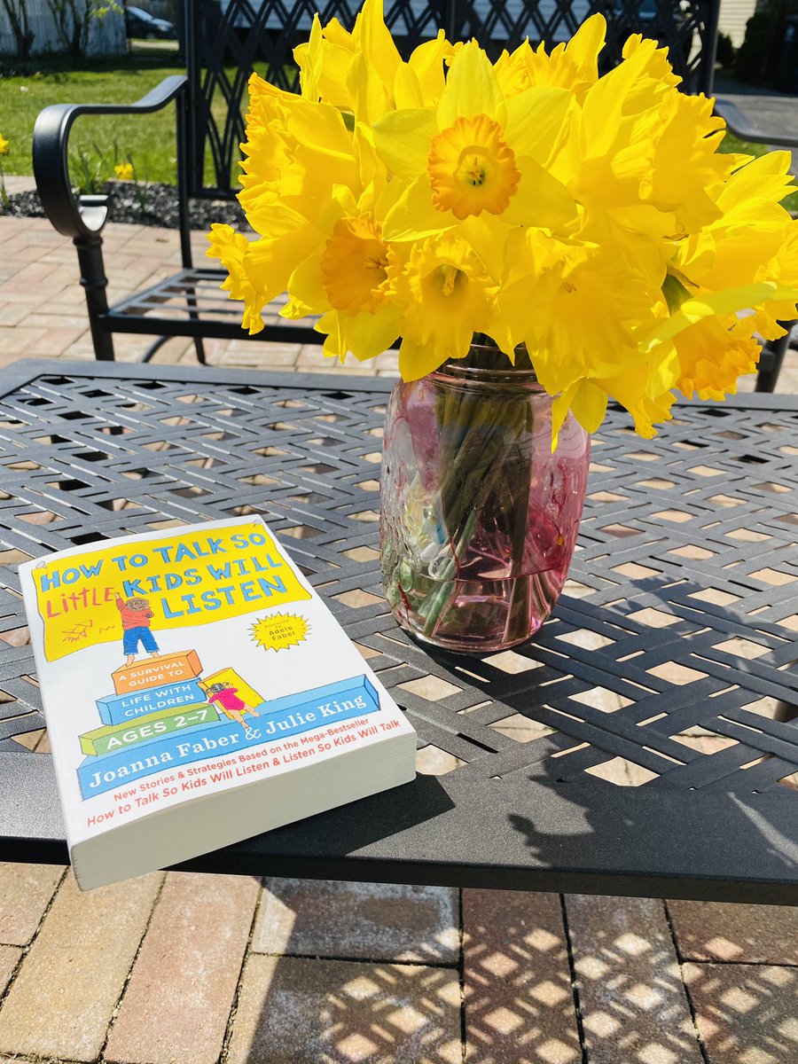 JulieMcgarey's tweet image. Even though it feels like a pool day, we’ll settle for a walk and some ☀️ in the yard! #maternityleave #springbreakreads