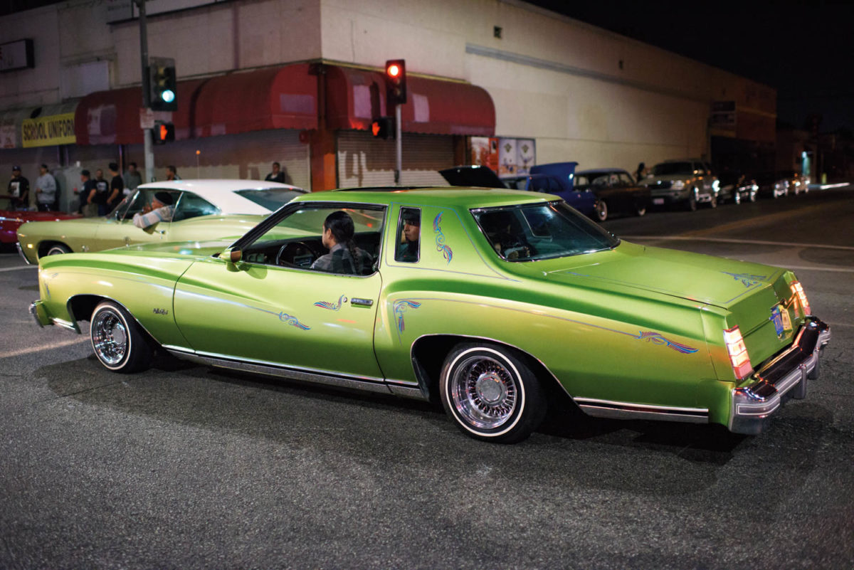 Avec « Cruise Night », Krisitn Bedford explore la communauté des « lowriders » de Los Angeles. Dans un livre à paraître aux éditions DAMIANI, elle met en lumière une culture trop souvent caricaturée par l’ignorance : bit.ly/31QPH7R