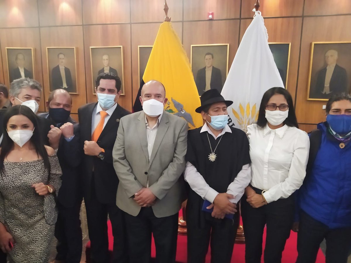 GuilleHerreraV's tweet photo. Estamos decididos a demostrarle al país que si se puede hacer política de una forma diferente. 

Iniciamos diálogos públicos con @PKnacional18 y el bloque de Asambleistas independientes para enrumbar al #Ecuador desde la @AsambleaEcuador.

@ID12Ecuador https://t.co/sl1QtTVhCP