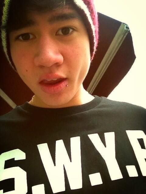 calumjpegs's tweet photo. the worlds shortest era: calum hood lip piercing https://t.co/BUTHTFPXT0
