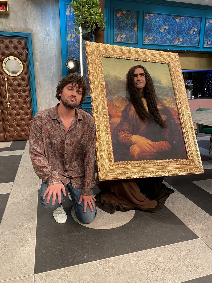 In anteprima assoluta una rara foto di Leonardo vicino ad una delle sue opere più famose: la Gioconda. 

 #leonardolaserie