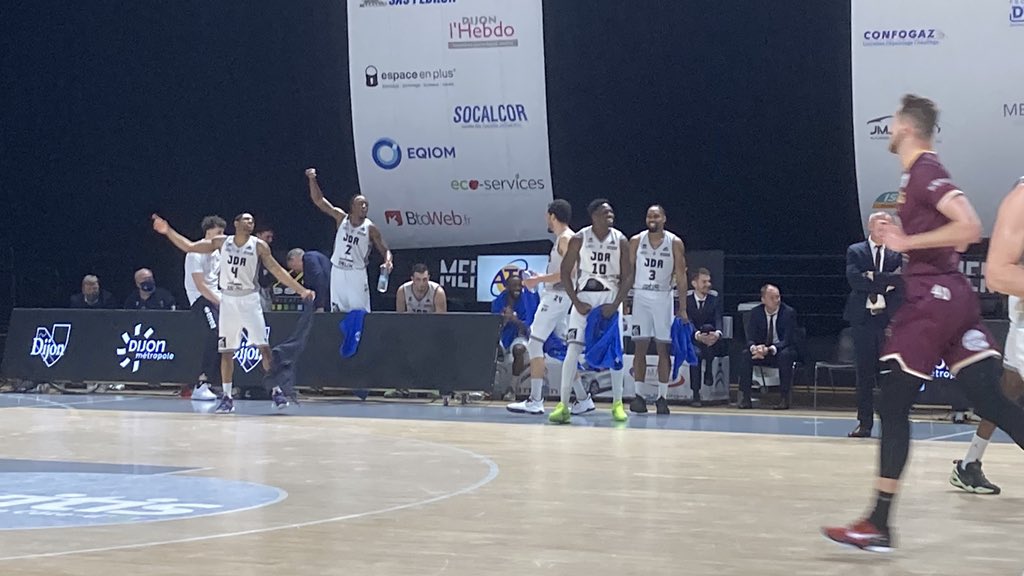 TarrisseChristo's tweet photo. Après Mickey, direction Bercy pour la @jdadijonbasket qui a concassé Orléans 106-74 avec un stratosphérique @julienaxel5 (32pts avec 11-15 dont 8-12 a 3!!) https://t.co/ygiyf2HYTj