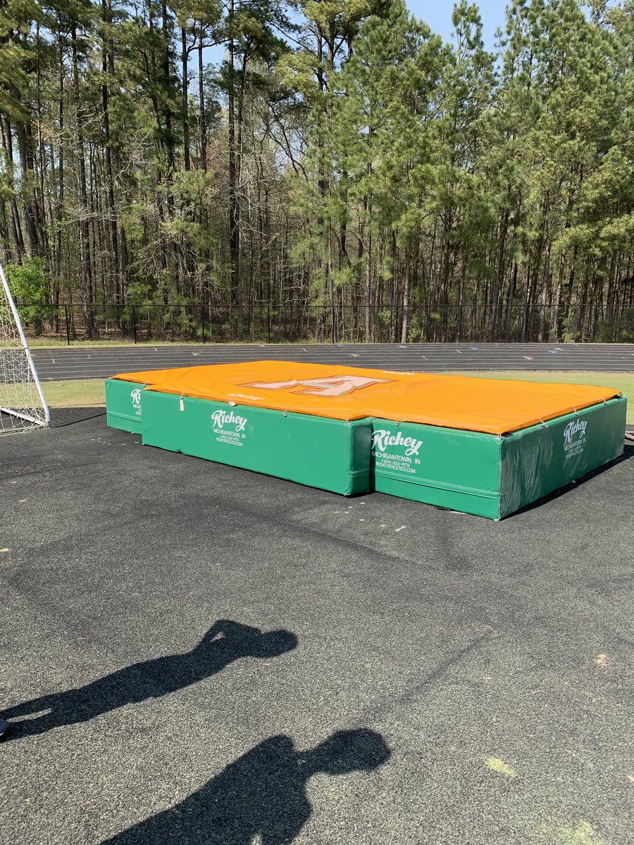apextrackxc's tweet image. It’s been a big day for us. First a new look, now some new high jump pits!

#peak
#TrackIsBack