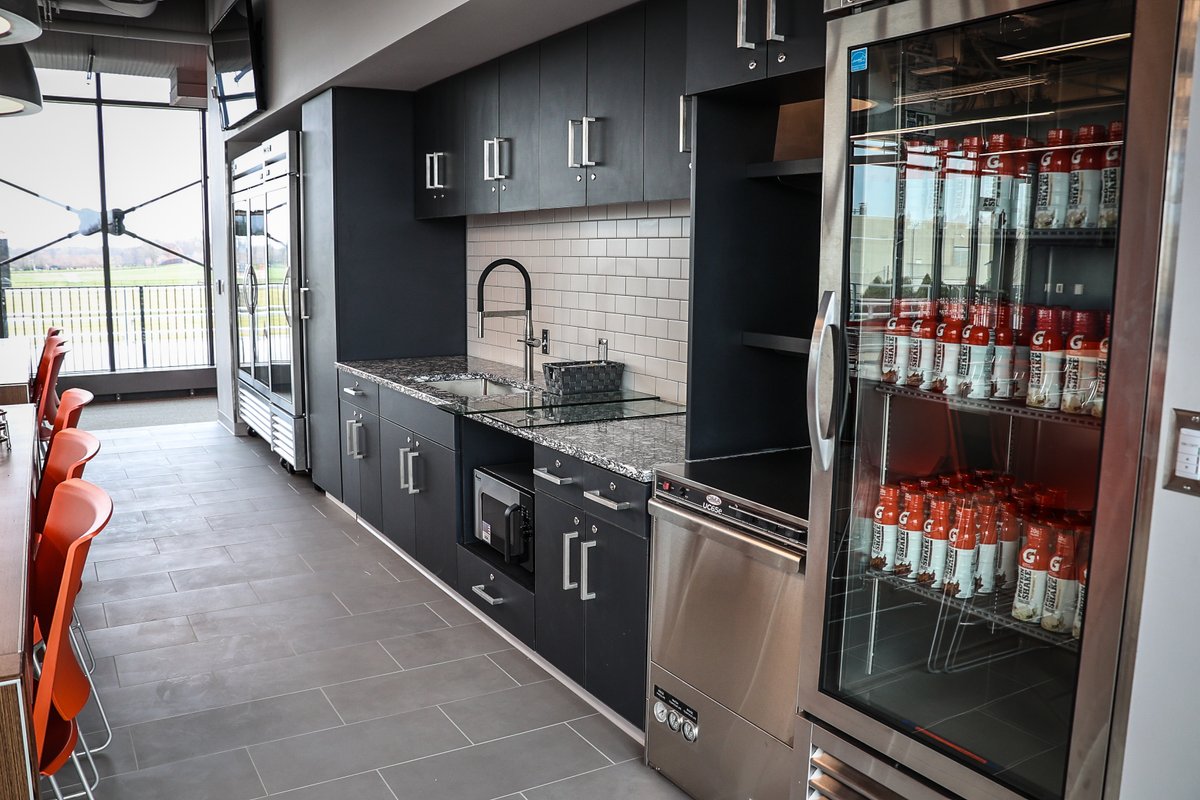 IlliniTrackXC's tweet image. 𝐃𝐄𝐌𝐈𝐑𝐉𝐈𝐀𝐍 𝐏𝐀𝐑𝐊

🔶Updated locker rooms and training areas
🔷Student-athlete development lounges
🔶New video and meeting rooms
🔷Fully renovated Gary R. Wieneke Track

We can’t wait to get to work in our new 🏠 

#JointheFight | #Illini