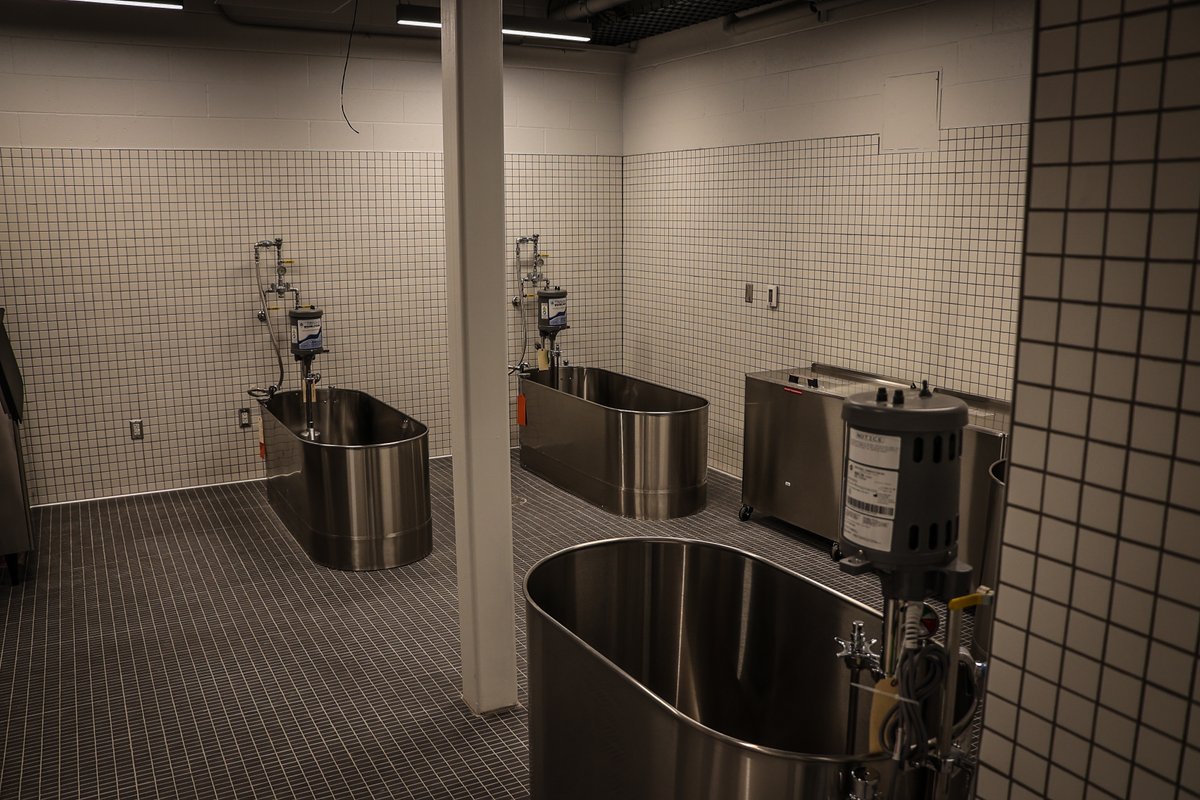 IlliniTrackXC's tweet image. 𝐃𝐄𝐌𝐈𝐑𝐉𝐈𝐀𝐍 𝐏𝐀𝐑𝐊

🔶Updated locker rooms and training areas
🔷Student-athlete development lounges
🔶New video and meeting rooms
🔷Fully renovated Gary R. Wieneke Track

We can’t wait to get to work in our new 🏠 

#JointheFight | #Illini