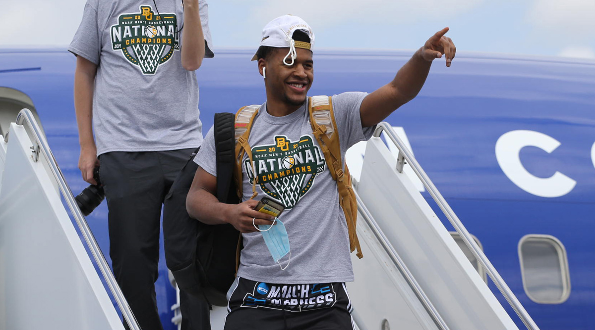 Baylor's tweet photo. The National Champions are back home in Waco! #SicEm 🐻🏀🏠🏆 https://t.co/HbwhVc6ICL