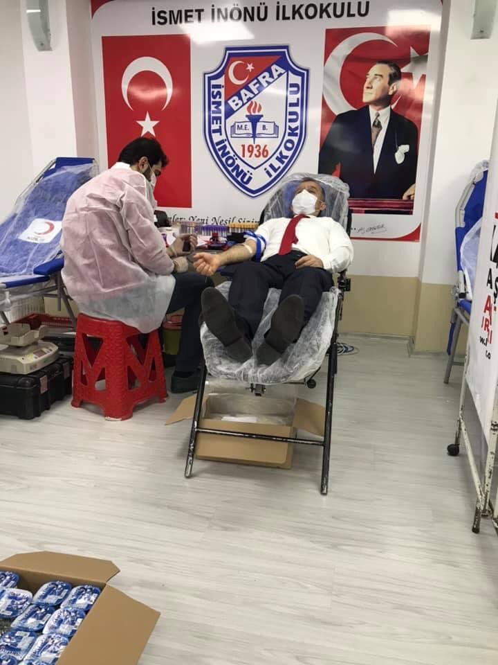 BafraKadin's tweet photo. Kan bağışı kampanyamız İsmet İnönü İlköğretim Okulunda devam ediyor. Kampanyamıza destek veren okul müdürü, yönetim kurulu üyemiz Şerafettin Şahin ve tüm kan bağışçılarına teşekkür ediyorum.#sensizolmaz https://t.co/WkZvV6lvrl