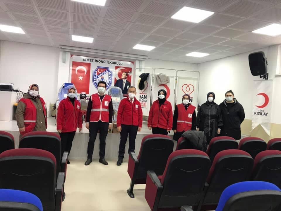 BafraKadin's tweet photo. Kan bağışı kampanyamız İsmet İnönü İlköğretim Okulunda devam ediyor. Kampanyamıza destek veren okul müdürü, yönetim kurulu üyemiz Şerafettin Şahin ve tüm kan bağışçılarına teşekkür ediyorum.#sensizolmaz https://t.co/WkZvV6lvrl