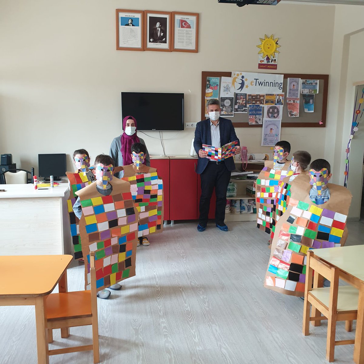 tekkekoymem's tweet photo. İlçemiz Şb Md Murat GÜVEN, Lütfiye Dr. Kenan Yılmaz İlkokulu, Anasınıfının konuğu oldu. Ögretmenimiz Sümeyye UZUN'un katılmış oldukları Türkiye-Polonya ortaklı "Oyuncağım Kitabımdan" eTwinning Projesinin etkinliğinde okunan “Elmer”adlı kitabın dramasını izledi. #eTwinning https://t.co/R8EAbqY6eL
