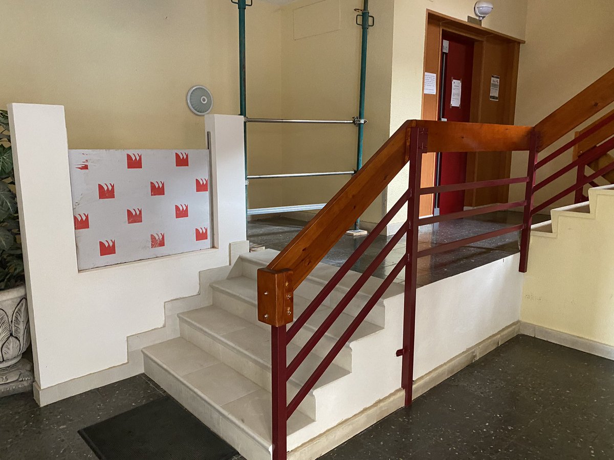 Ultimando los trabajos de mejora de #accesibilidad de este portal comunitario. Ahora a espera la instalación de la plataforma elevadora. #aparejador #arquitectotecnico