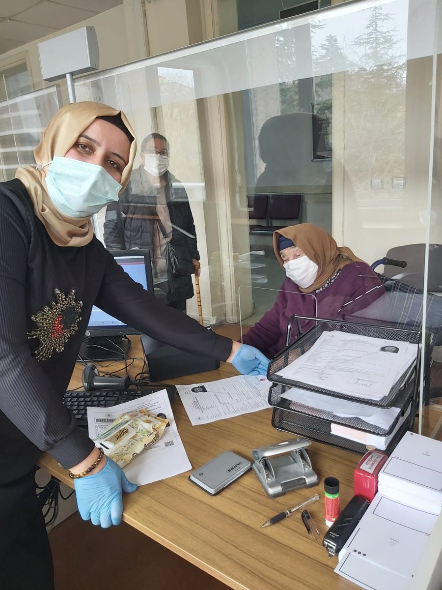 IlceUsak's tweet photo. Uşak Merkez İlçe Nüfus Müdürlüğü olarak 75 yaş üzeri vatandaşlarımızın kimlik kartı başvurularını almaya ve başımızın tacı yaşlılarımızın dualarını almaya devam ediyoruz. #HayatınızınHerAnında @sefikaygol @TCNufus @UsakNufus @dilekrk https://t.co/mSR53DyTC3