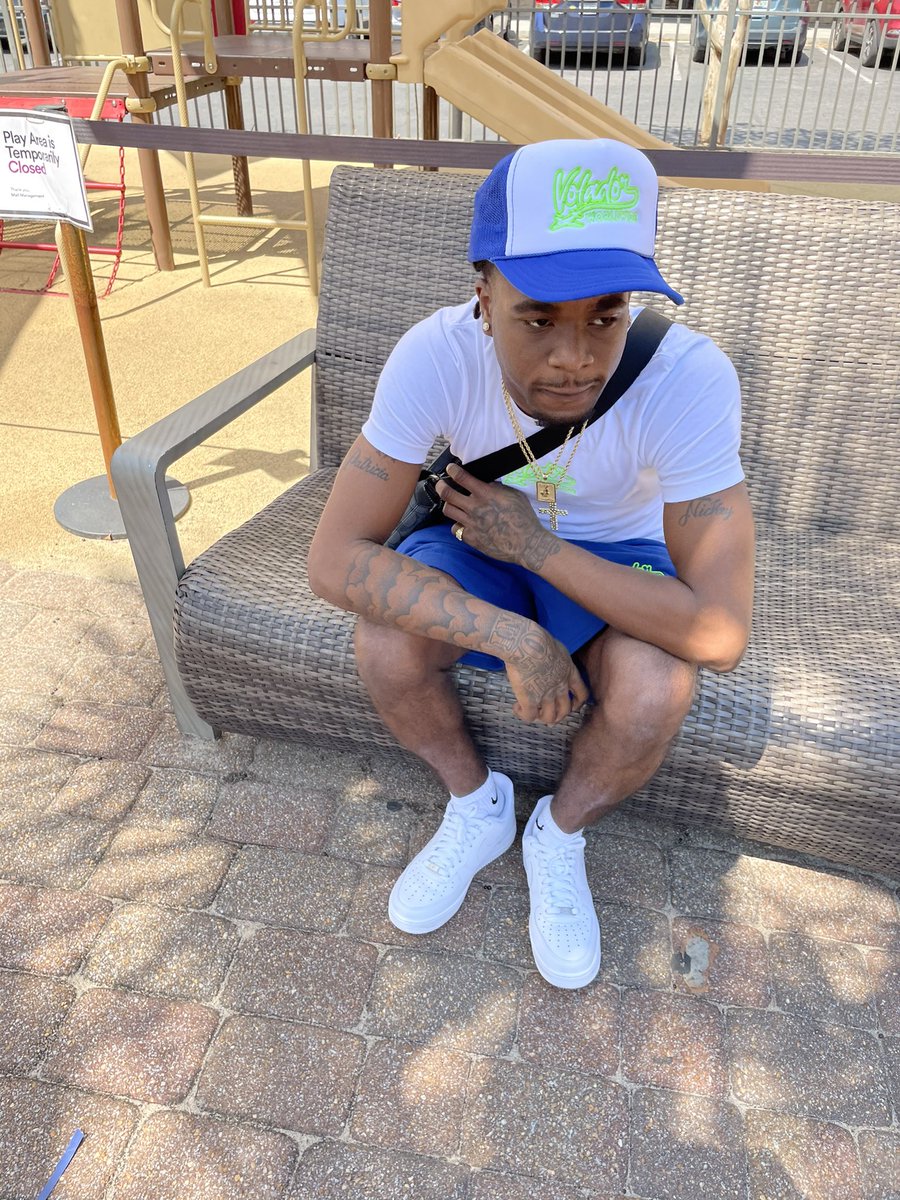 flymoneymir's tweet photo. Pandemic it’s been boring I been running 🏃🏾‍♂️ money up 🔋 How fwm dese niggas hate me I been showing only love @VoladorWorld 
#longlivelilbra https://t.co/ulploD7y6S