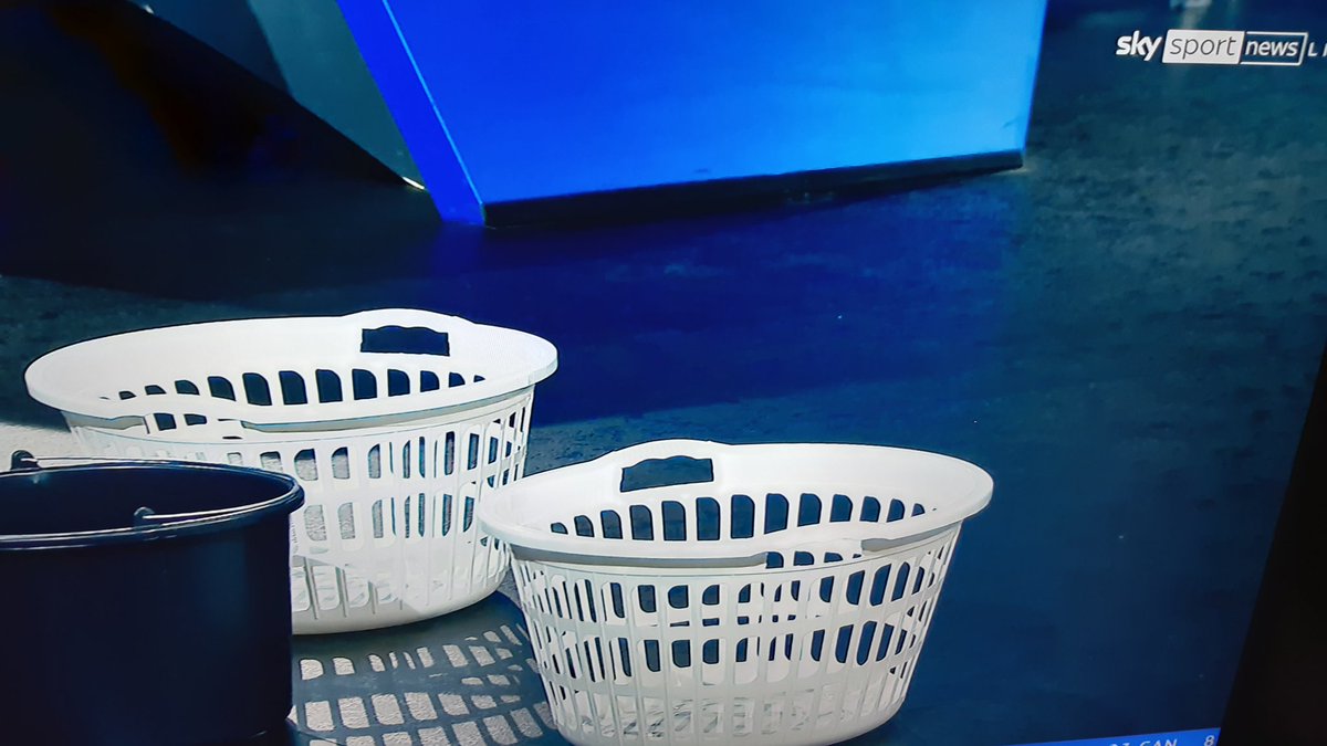 arbeitskollege's tweet photo. Schmiso lässt seine Wäsche bei sky waschen. Vertrag ist Vertrag. #skycc https://t.co/zQPUaJ0VDs