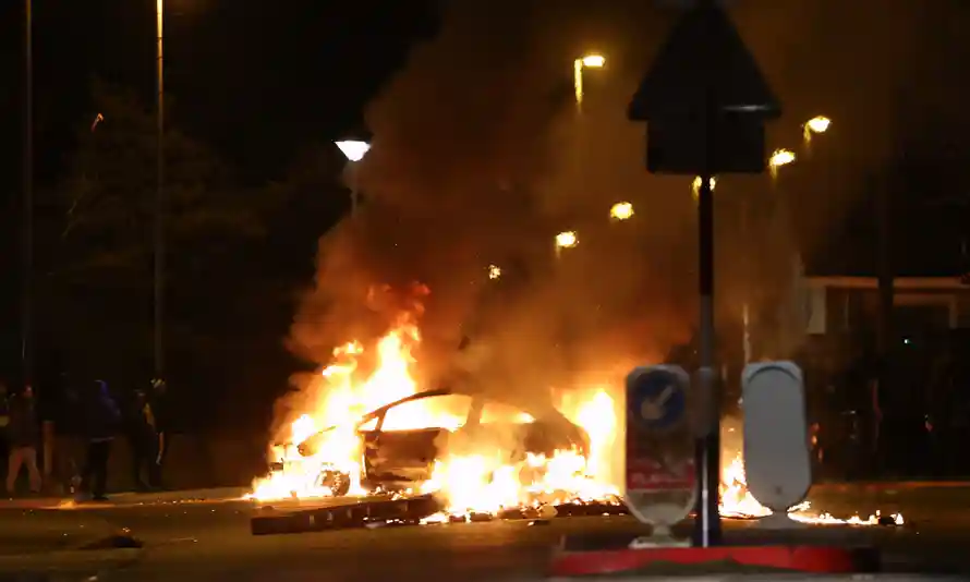 OxfordDiplomat's tweet image. Pictures from TODAY in Northern Ireland. Not 1971. Not 1981. Not 1991. But 2021. Where is the front page coverage in mainland UK of a peace project cracking at the seams? Because it seems the media have taken the view: what happens in Northern Ireland, stays in Northern Ireland.