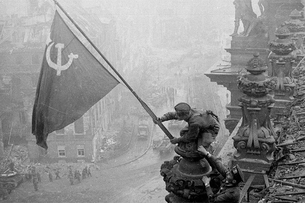 ActualSoviet's tweet photo. "Raising a Flag over the Reichstag" by Yevgeny Khaldei. Taken during the Battle of Berlin on 2 May 1945. https://t.co/7sXh8HUuBg