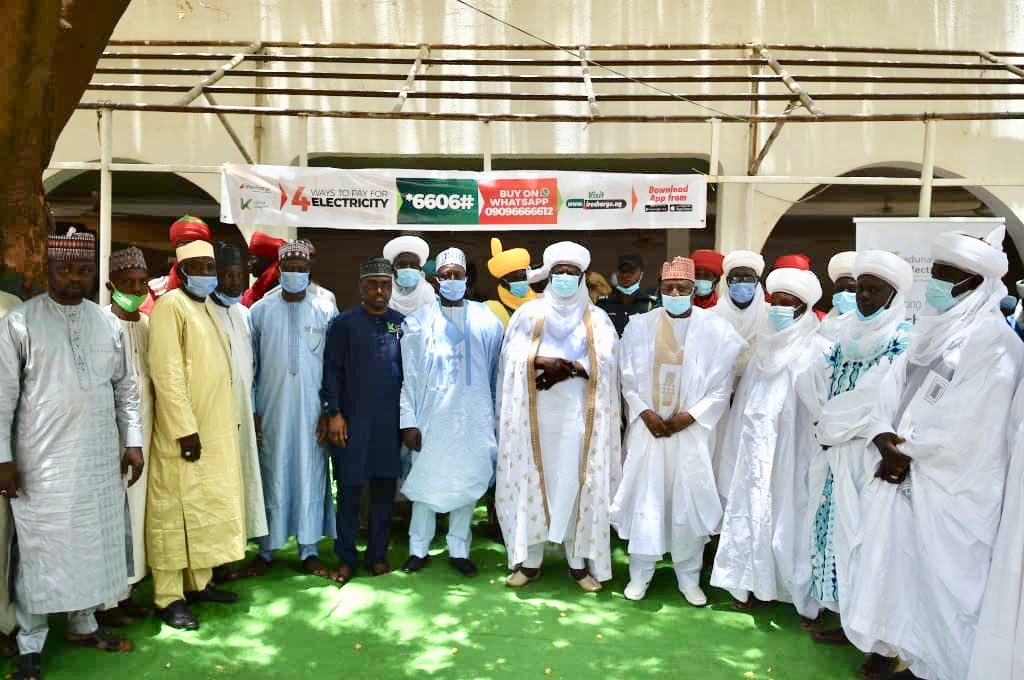 MissionTinubu27's tweet photo. RANA MAI RABAWA KOWA AIKI @Engineer_Musty 

Ma'aikatan kamfanin @Engineer_Musty (Q-XK Engineering services) in red, a wurin bukin launching na prepaid meters kyauta a garin Argungu yau.

Anan ana iya gani mai martaba Sarkin kabin Argungu, da waqilin Gwamna, da sauran manyan baki. https://t.co/FLODRbKpJa