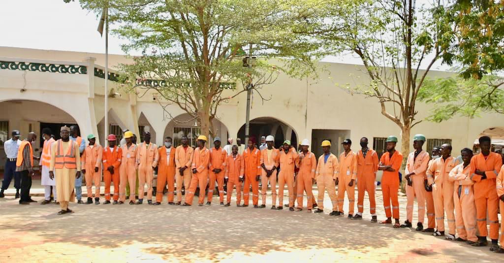 MissionTinubu27's tweet photo. RANA MAI RABAWA KOWA AIKI @Engineer_Musty 

Ma'aikatan kamfanin @Engineer_Musty (Q-XK Engineering services) in red, a wurin bukin launching na prepaid meters kyauta a garin Argungu yau.

Anan ana iya gani mai martaba Sarkin kabin Argungu, da waqilin Gwamna, da sauran manyan baki. https://t.co/FLODRbKpJa