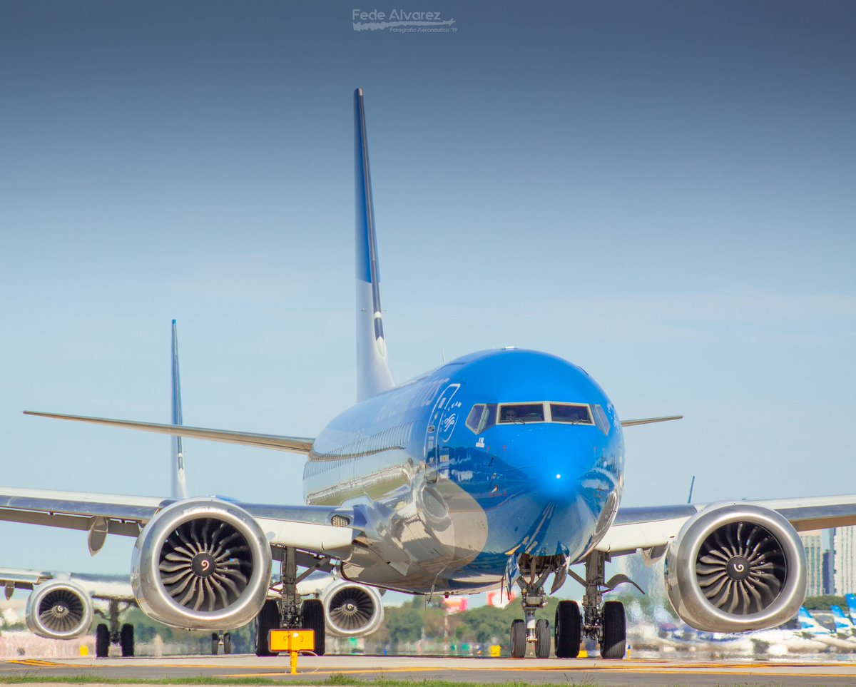 FedeAlvarez94's tweet photo. Boeing 737 MAX 8 LV-HKU 
@Aerolineas_AR
@BoeingAirplanes
#plane #planespotters
@ControllersAep 
#planespotting #avporn #aviation #aviationphotographer #aviationphotography #instramaviation #instaaviation #aviacionaldia #instaplanelovers #moon #aviationgeeks https://t.co/hO42DlWUMy