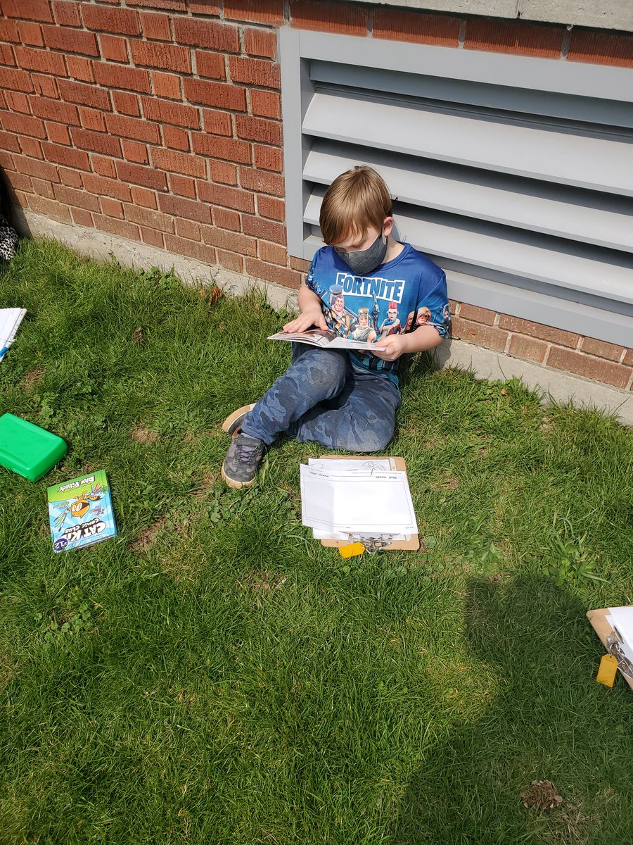 jen_jhazzard's tweet photo. Today we took advantage of the beautiful weather ⛅ and headed outside for our literacy focus activities 📚✍📝📖 #literacyoutside #getoutdoors  @Viscount_HWDSB https://t.co/1FTa79t8Yq