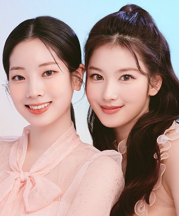 TWICE サナ アピュー A'pieu(アピュー) イメージモデル「TWICE サナ＆ダヒョン」の日本初