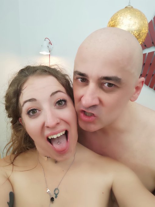 Le romp&iacute; el culo a @venomxevil, las bragas, la silla de mierda donde nos hicieron follar y casi rompo<a class="tags" target="_blank" title="On Twitter" href="/?out=eyJ0eXAiOiJKV1QiLCJhbGciOiJIUzUxMiJ9.eyJpYXQiOjE3MjY0NzcwNTEsImlzcyI6InR3cG9ybnN0YXJzLmNvbSIsIm5iZiI6MTcyNjQ3NzA1MSwiZXhwIjoxNzU4MDEzMDUxLCJyZWRpcmVjdF91cmwiOiJodHRwczovL3R3aXR0ZXIuY29tL3Zlbm9teGV2aWwifQ.Y9T542ccPnaDP9LCodvj1q2gRyCdAFTyfxZNfnfdHwyDqY3F3PONIgxpizKbZYjkkI_zxJDqjgEFmDTyavgHQA">@venomxevil</a><a href="/tag/nelson"class="tags"><span>#nelson</span></a>