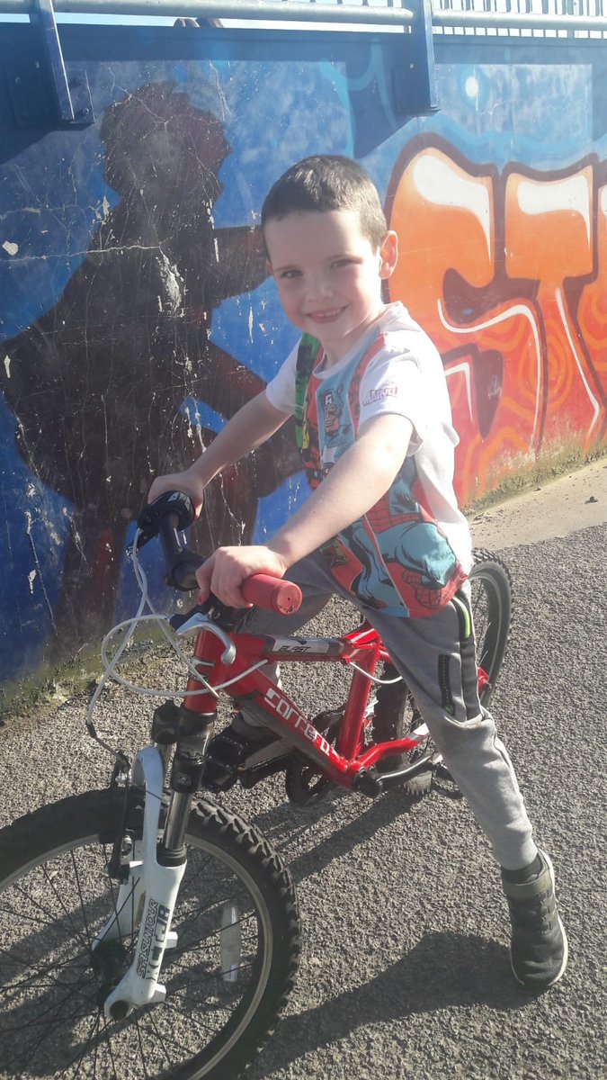 PuffaJones's tweet photo. So someone has taken it upon themselves to steal my 6 year old grandsons bike.
He is gutted....obviously I can replace it but if you are offered a 20inch Carrera Blast in red let me know.
Taken from Risca area....was his Christmas present. https://t.co/fFl8QmCVAK
