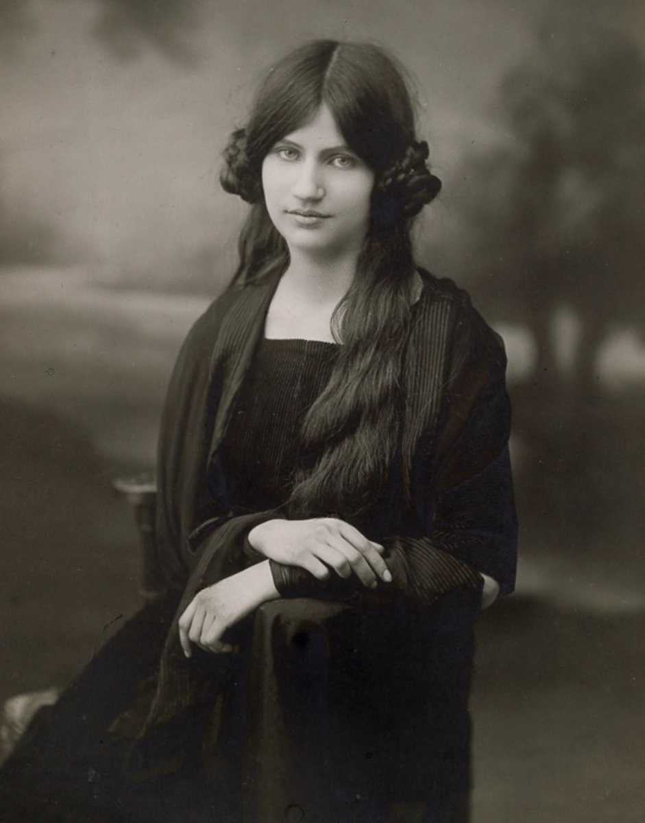 mbellasartes's tweet image. Jeanne Hébuterne fue una talentosa dibujante y pintora. 

La joven Jeanne se fue a vivir a Montparnasse a principios del siglo XX y tomó clases en la academia Colarossi.   

¿Has visto sus obras en la exposición? 🧐

#ElParísDeModigliani