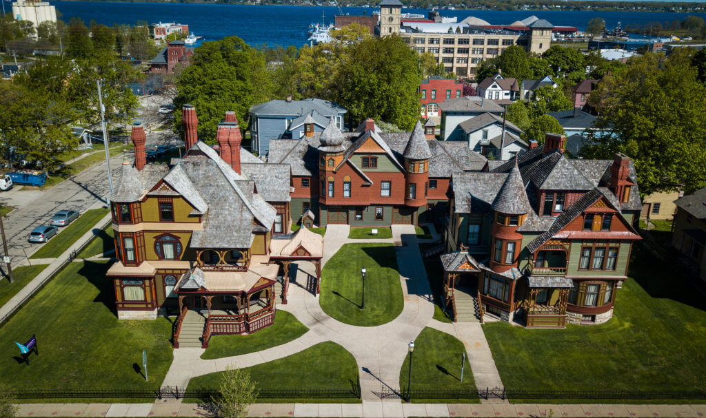 🚌 On your next Michigan itinerary, plan to visit the Queen Anne-style Victorian homes of Muskegon lumber barons Charles Hackley and Thomas HumeI: lakeshoremuseum.org/hackley-hume-h… #Muskegon #HackleyAndHume