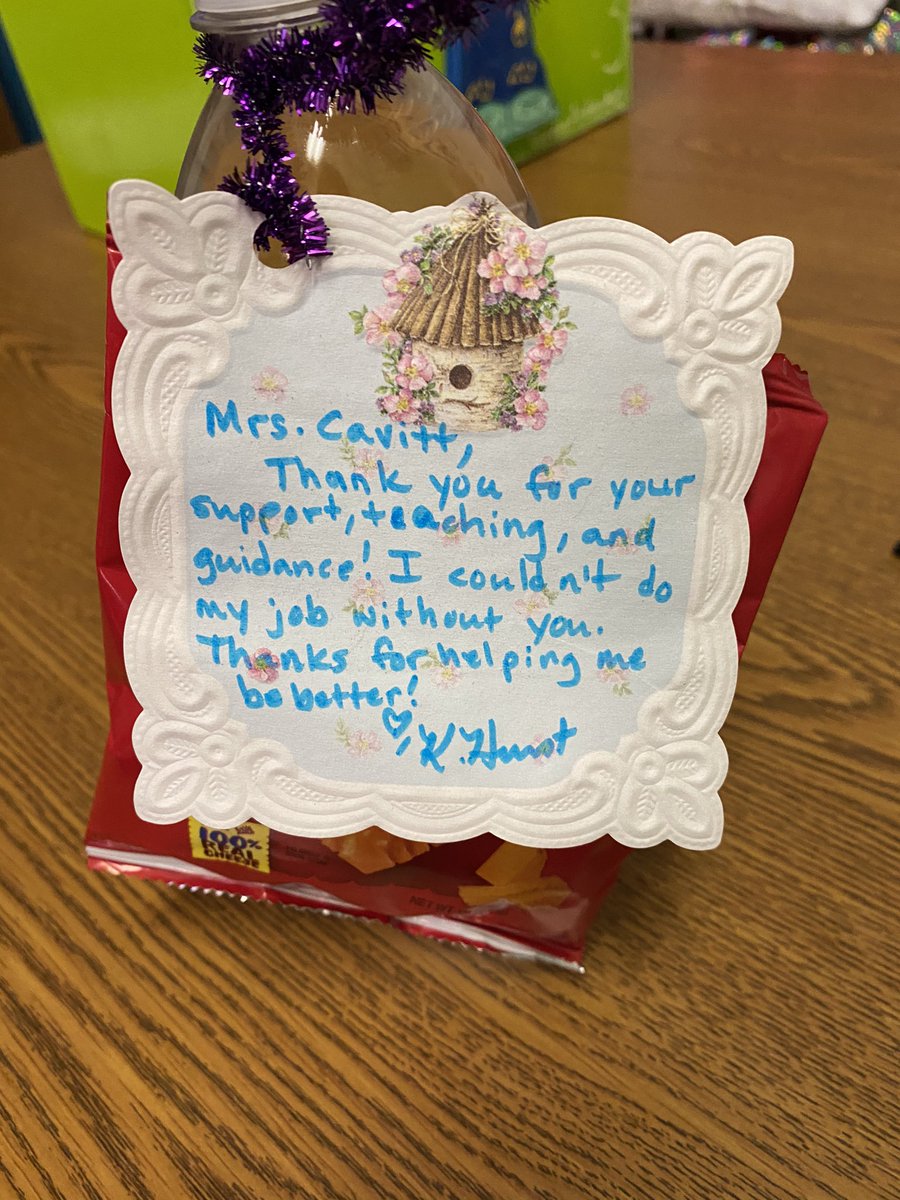 SHARDEECRYSTAL's tweet photo. Today was very stressful but my school is so thoughtful words can’t express how grateful I am. My stress turned to joy! Thank you from the bottom of my heart 💜 Blessed to be an AP @CowartDISD #happyAPweek https://t.co/uIlX5C7Unm