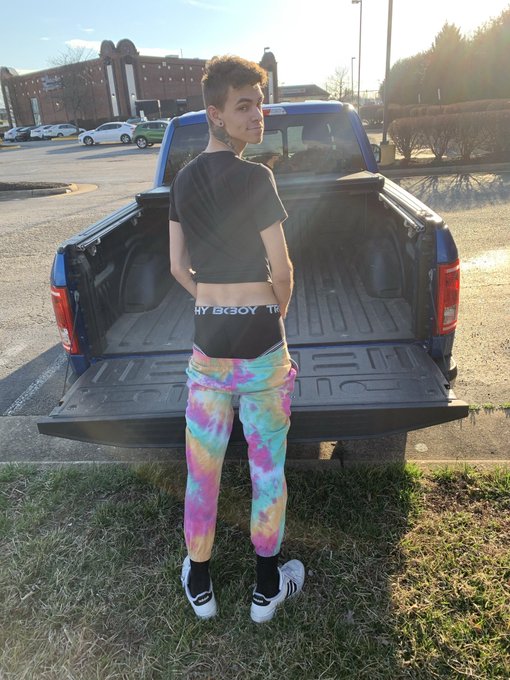 2 pic. Meet me in the back and fuck me in the bed of my truck?
Subscribe to my OnlyFans to see the explicit