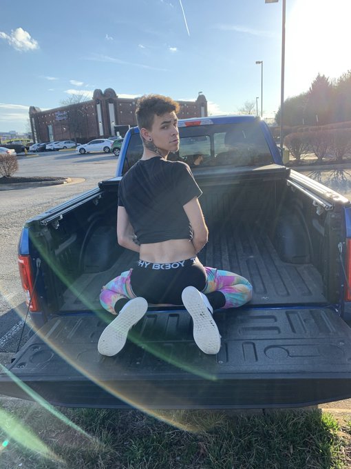 1 pic. Meet me in the back and fuck me in the bed of my truck?
Subscribe to my OnlyFans to see the explicit