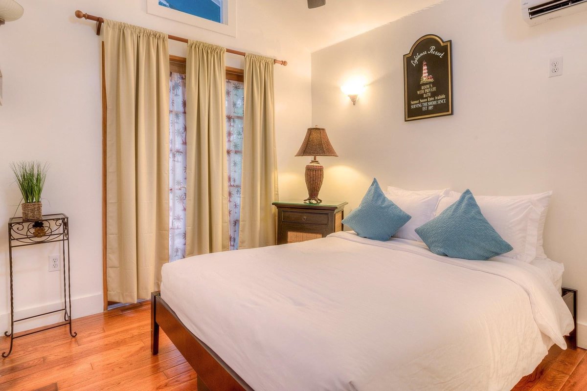 KWHarborInn's tweet photo. Curacao is one of our Queen rooms &amp; is located within the main house. This room includes a wet bar, mini refrigerator &amp; a coffee maker. It's lovely French doors open to a porch with furniture for lounging.
⁠
https://t.co/9EnznMOOiK

#KeyWestBedandBreakfast #keywest #floridakeys https://t.co/Ra2fdQQIXR