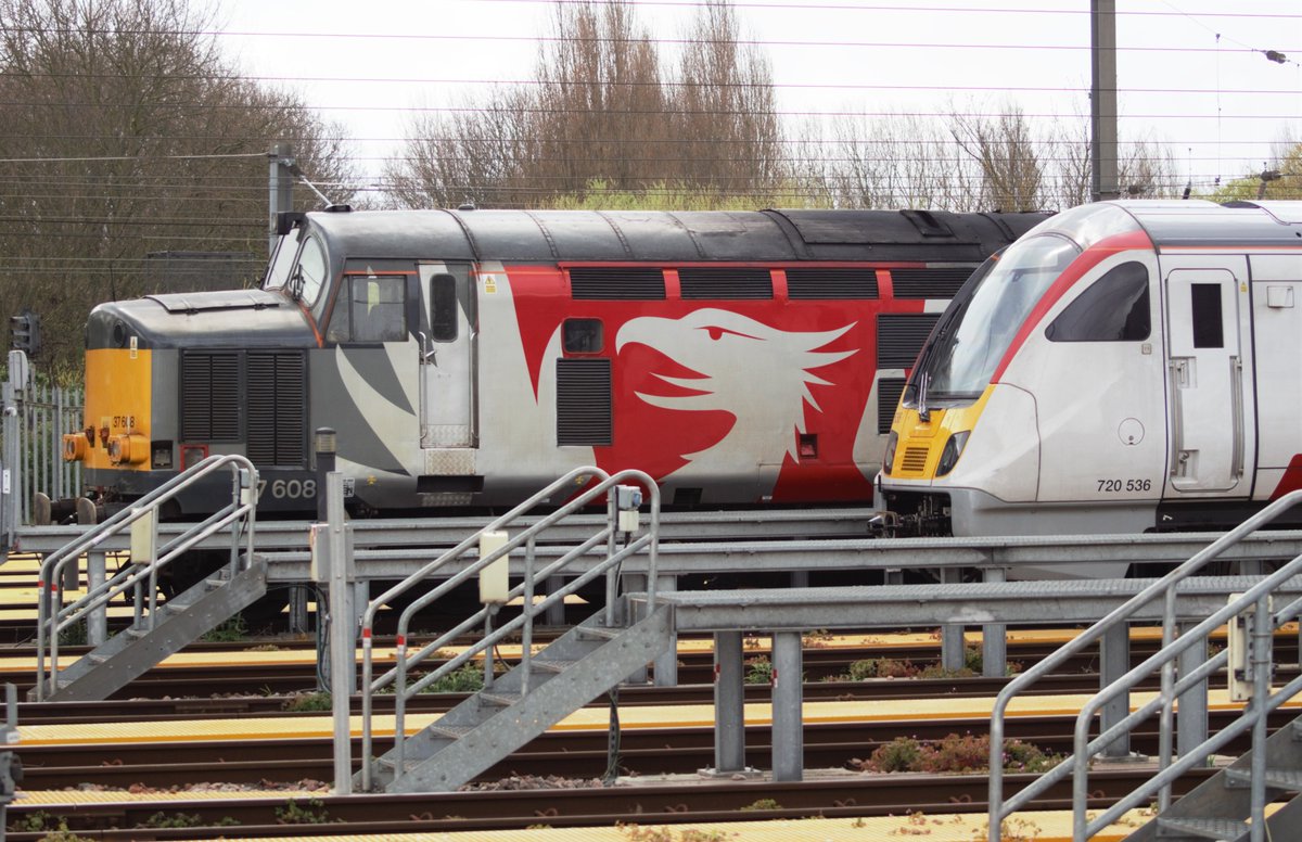 ThePinkMeowstic's tweet image. Oldest and newest seen at Orient Way, with 37608 and 720536 seen stabled together in silence, photo taken through the boundary fence.
#class37 #class720