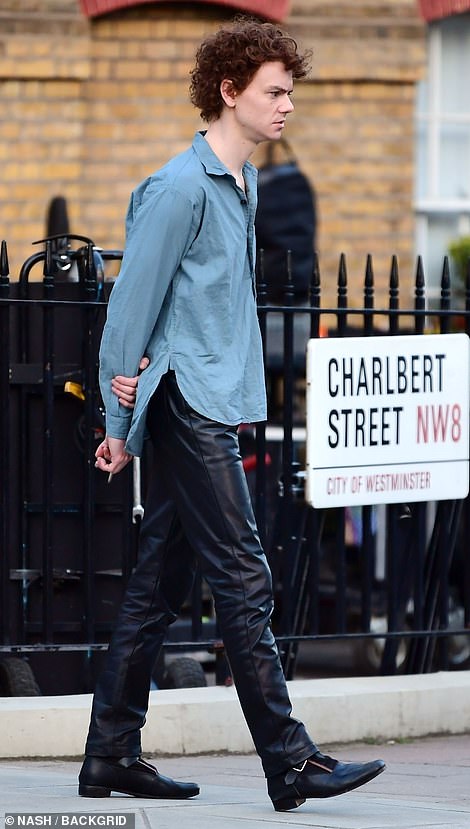 SangsterDaily's tweet photo. 📷[PHOTOS] Thomas Brodie-Sangster on set of "Pistol" (2) https://t.co/N9vDeMiRDw