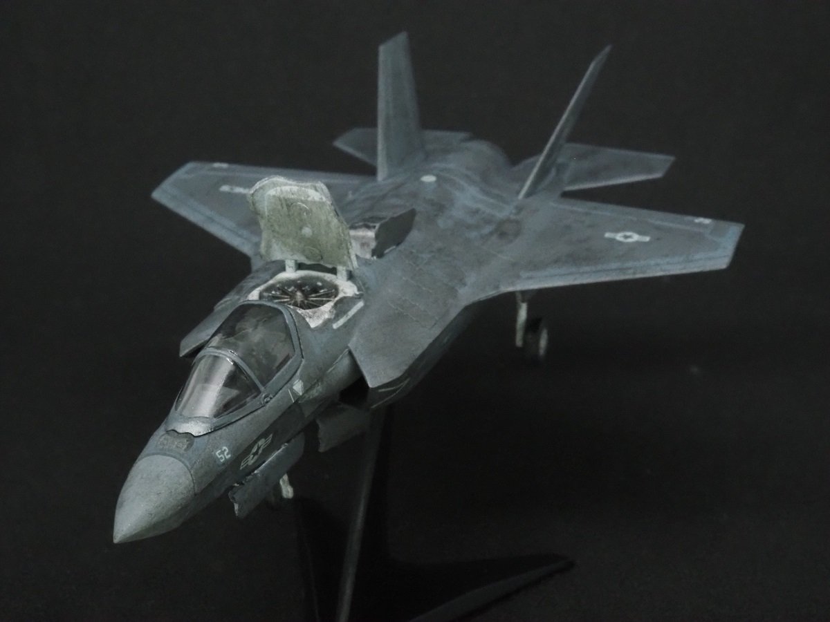 vcwQcabEBkyc7Ff's tweet image. 食玩のF-35にリッタチと汚しをしてみました。1/144と小さいけれどなかなか上手くいったほうかな〜合わせ目は…次回頑張ります。
＃F35LIGHTNING2
＃FToys
＃食玩