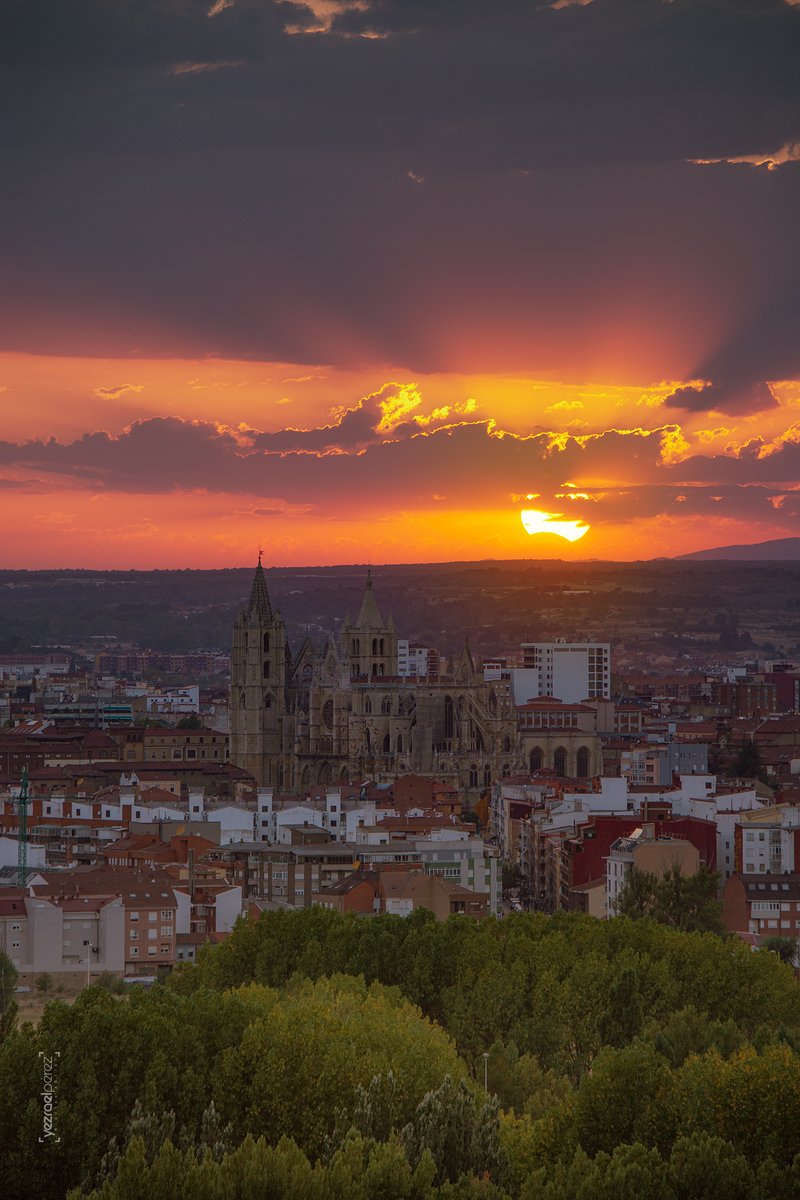 Yez_Mosby's tweet photo. De aquel #eclipse parcial de agosto de 2017. 🌙

#fotografia #photography #sunset #leonesp https://t.co/jBrxsTQ3i9